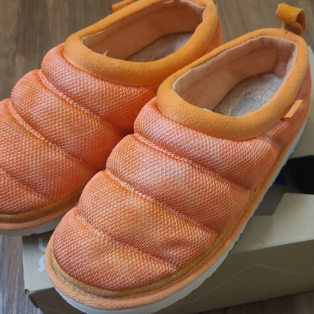 UGG Orange Kids Slip-On‎ Shoes used exelente condition perfect for winter.